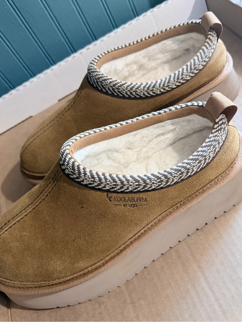 Koolaburra Women’s Tan Suede Slip-On Platform Shoes